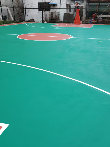 加格达奇 球场长期使用易出现地面开裂